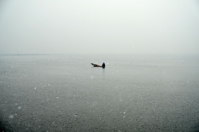 静寂のカシミール 湖畔は雪景色