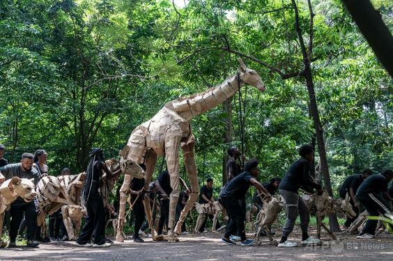 実物大の野生動物パペット団、アフリカから北極へ 気候変動を訴える旅