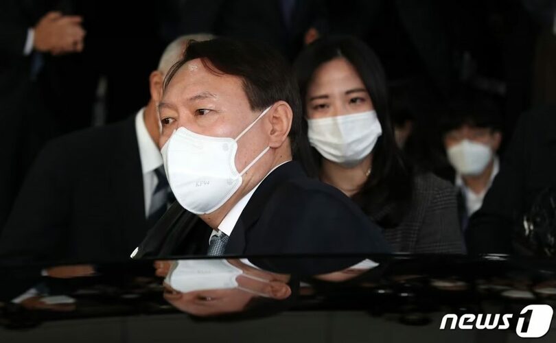 2021年3月、退任式を終え、大検察庁を後にする当時のユン・ソンニョル（尹錫悦）検察総長(c)news1