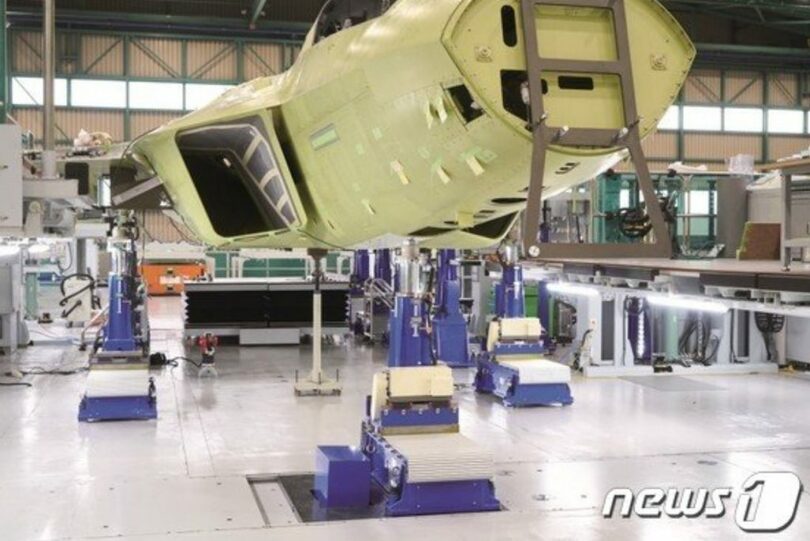 FASS（自動組立装置）の上に載せられている試製2号機（韓国航空宇宙産業提供）