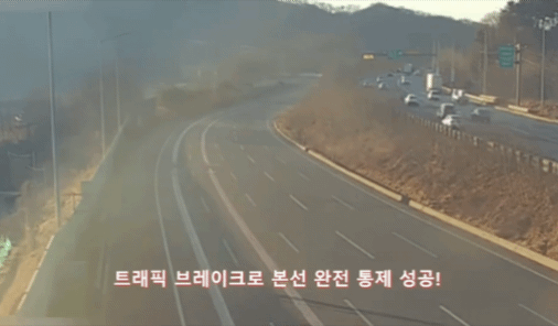 警察の作戦で高速道路上の車両が停止した＝警察庁YouTube(c)NEWSIS