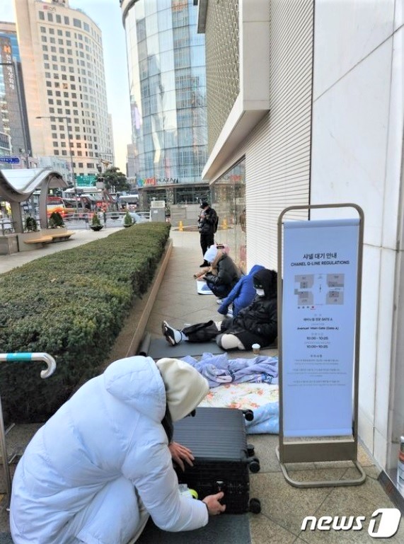 12月20日午前8時、ソウルのロッテ百貨店本店前にできた行列(c)news1