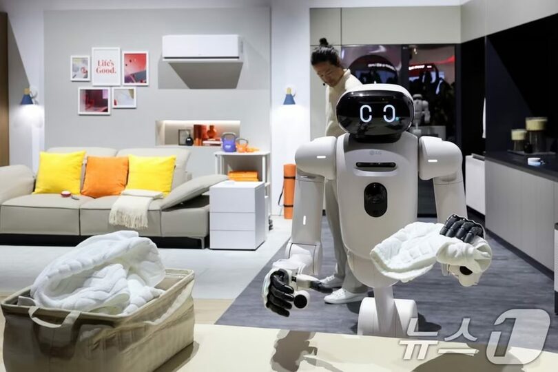 洗濯済みのタオルをたたむLG電子の家庭用ロボット「LGクロイド」(c)news1