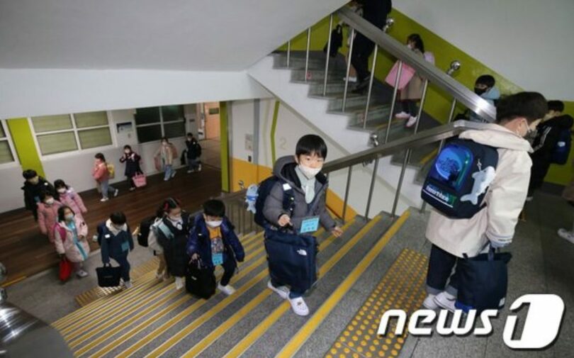 小学校に通う児童ら(c)news1