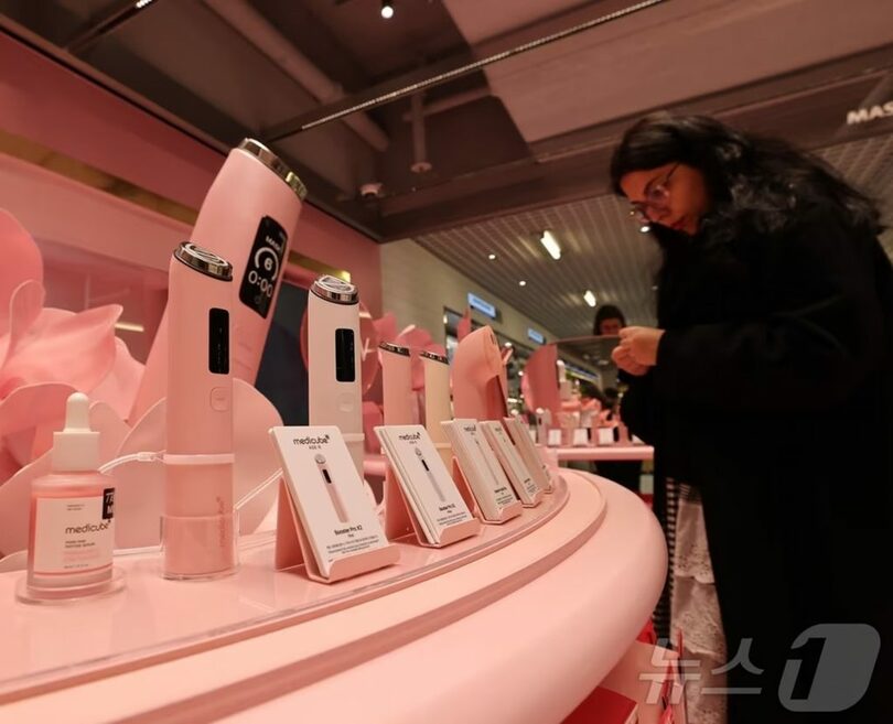 ソウル中区明洞の化粧品店(c)news1