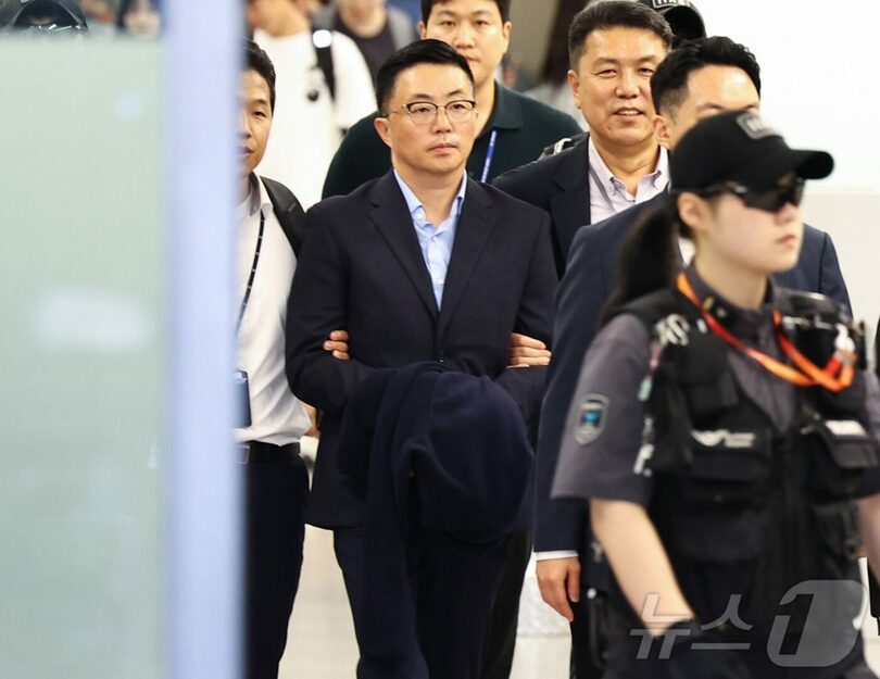 キム・ゴニ氏一家の「執事」とされるキム・イェソン氏が12日、仁川国際空港第1旅客ターミナルから入国した後、逮捕され、移送されている(c)news1