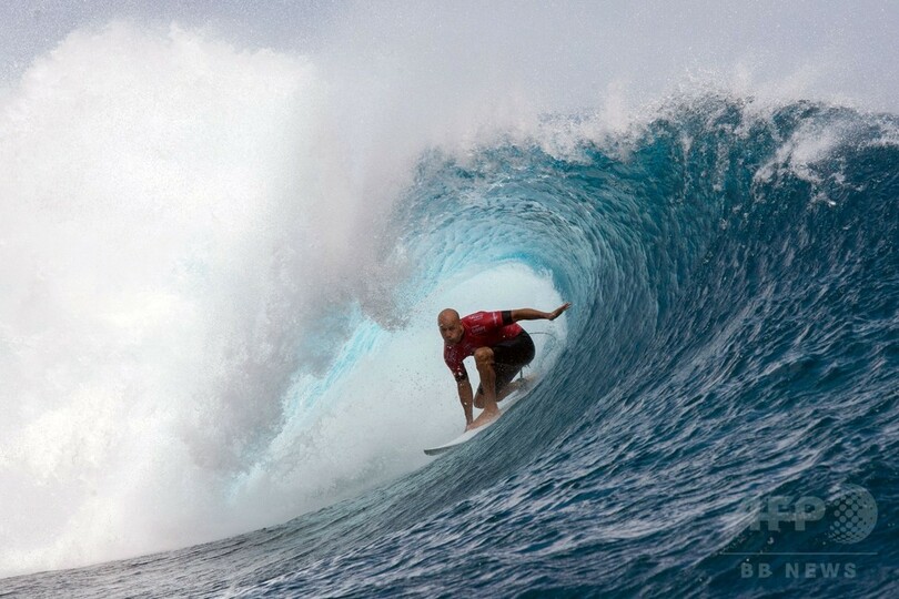 著名なプロサーファー、サメの駆除呼び掛けで物議 仏レユニオン島