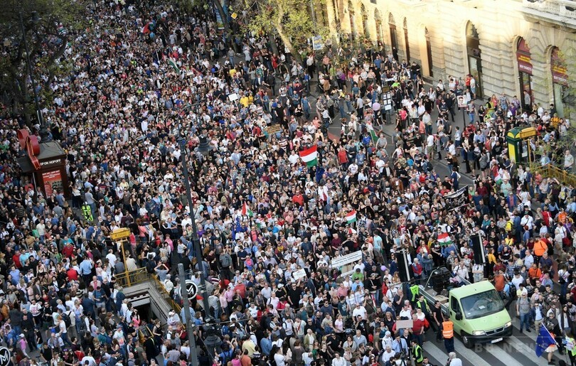 ハンガリー首都で反オルバン首相デモ、総選挙結果に抗議