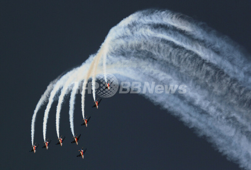 大空に絵を描くアクロバット隊 ドバイ航空ショー 写真25枚 国際ニュース Afpbb News