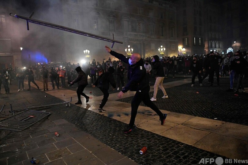 バルセロナ、新型コロナ規制に反対のデモ隊と警察が衝突