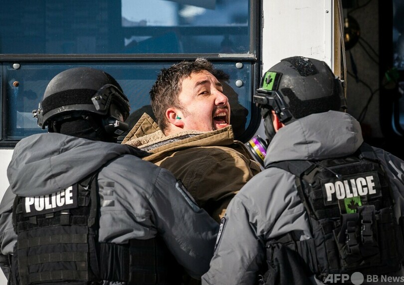 カナダ首都のトラックデモ、警察が排除開始