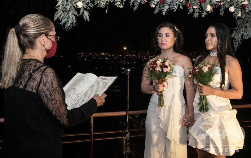 コスタリカで同性婚が合法化 中米初 真夜中に挙式続く