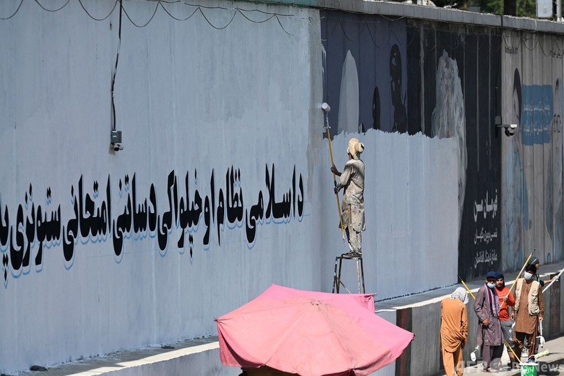 塗りつぶされたカブール壁画運動 アーティストは不屈誓う