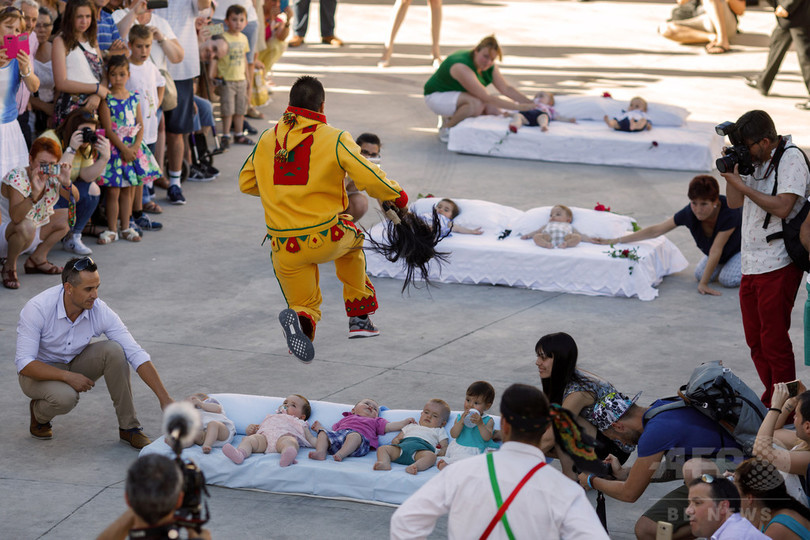 赤ちゃんの上をジャンプ スペインの伝統行事 エル コラチョ 写真16枚 国際ニュース Afpbb News
