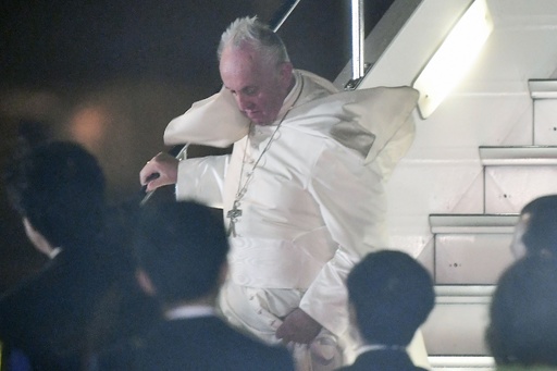 アジア歴訪中のローマ教皇、日本に到着