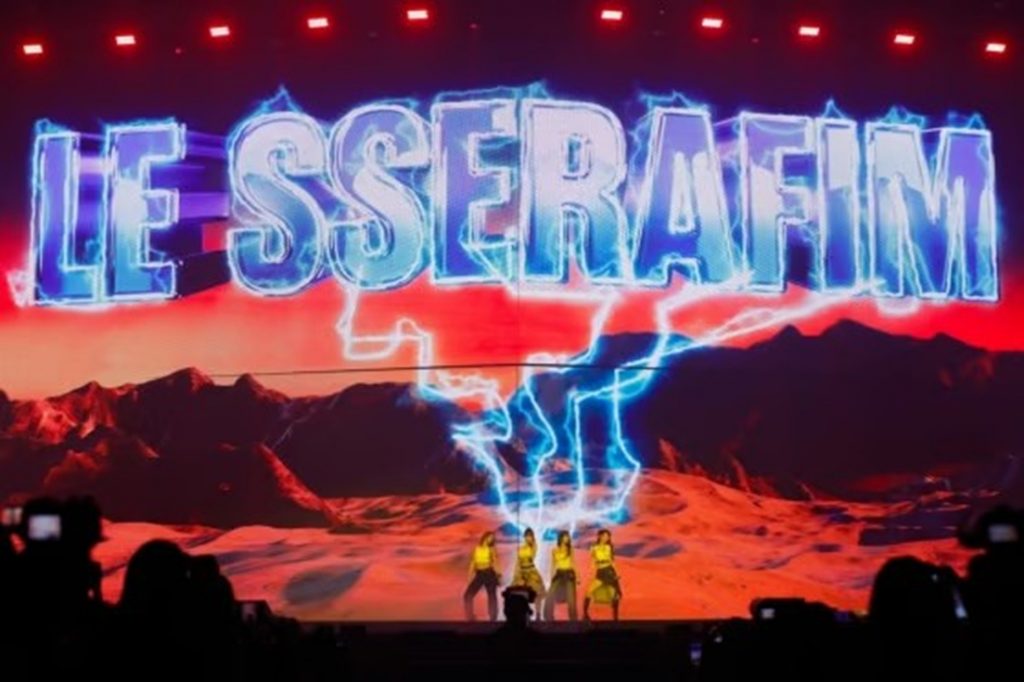 LE SSERAFIM、『Weverse Con Festival』で夏の女王ぶり発揮 写真枚