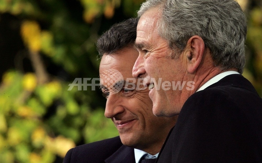 サルコジ大統領の訪米は「プレスリーの再来」、ブッシュ大統領 写真1枚