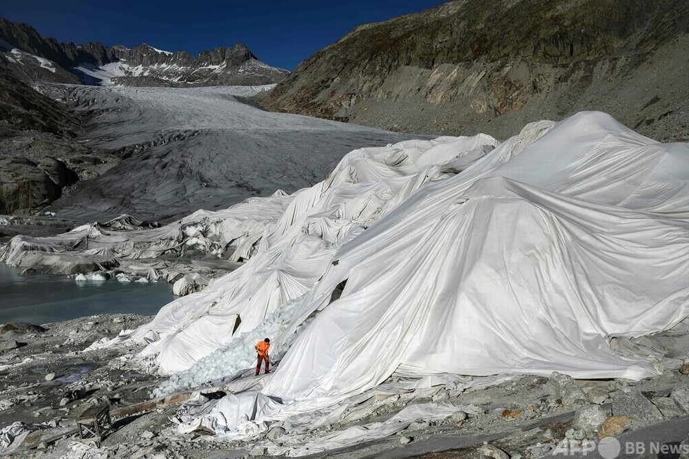 断熱シートで覆われたスイス・ローヌ氷河 融解食い止め 写真14枚 国際