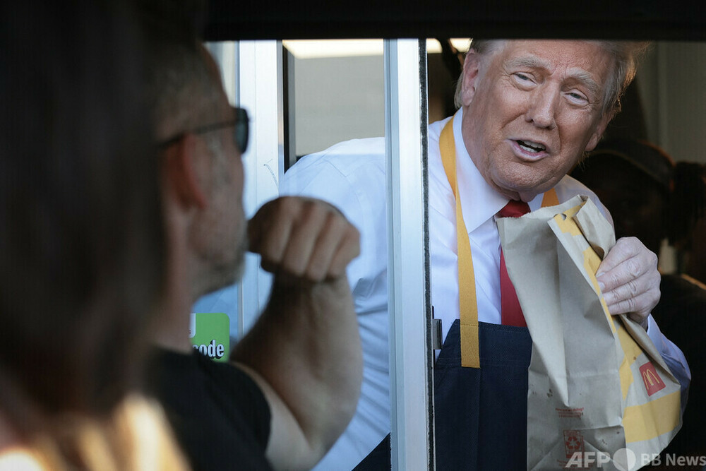 「塩が大好き！」トランプ氏、マックでポテトを調理 ハリス氏に皮肉