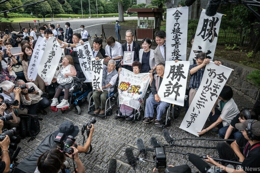 Japan PM apologises to forced sterilisation victims 写真2枚 国際ニュース：AFPBB News