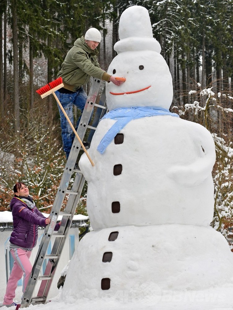 でっかい！高さ4メートルの雪だるま、一家で制作中 写真3枚 国際