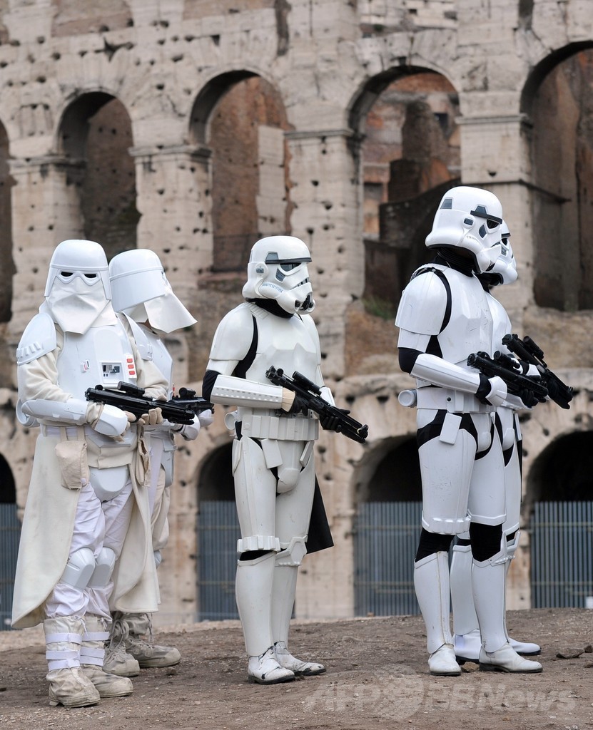 「スター・ウォーズの日」でファン集結、伊ローマのコロッセオ