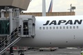 フィリピン・マニラの空港で、飛行機に搭乗する強盗事件の容疑者ら（2023年2月7日撮影）。(c)JAM STA ROSA / AFP