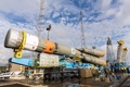 フランス領ギアナのクールーにある宇宙基地「ギアナ宇宙センター）」で、アセンブリー施設から発射台へと移されるソユーズロケット（2015年3月24日撮影）。(c)AFP/JODY AMIET