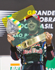 10F1第18戦、ブラジルGP決勝。優勝し、表彰台でトロフィーを手にするレッドブルのセバスチャン・ベッテル。（2010年11月7日撮影）(c)AFP/JEFFERSON BERNARDES