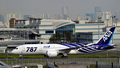 全日本空輸（All Nippon Airways、ANA）に25日引き渡された米航空機大手ボーイング（Boeing）の新世代旅客機「ボーイング787ドリームライナー（Boeing 787 Dreamliner）」1号機が28日、東京・羽田空港に到着した。

前日、明け方の曇り空のもと、予定より45分遅れで米ワシントン（Washington）州エバレット（Everett）のペインフィールド（Paine Field）空港を離陸した787は28日午前9時過ぎ、羽田空港に到着。多くの報道陣、航空ファンらに迎えられた。

1機平均2億200万ドル（約155億円）、乗客定員は330席。当初の予定では2008年初めに最初の機体が全日空に納入される予定だった。ボーイングにとってドリームライナーは、軽量化を図った中型旅客機の成功を賭けた存在でもある。

全日空は来月26日、成田発香港行きの便で、787を世界で初めて導入する。その後、羽田－北京（Beijing）や羽田－フランクフルト（Frankfurt）線でも運航していく。

写真は東京・羽田空港に到着した全日本空輸のボーイング787ドリームライナー1号機（2011年9月28日撮影）。(c)AFP/Yoshikazu TSUNO