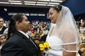 ブラジル・リオデジャネイロ（Rio de Janeiro）にある州最高裁判所で、集団結婚式を挙げる同性カップルたち（2013年12月8日撮影）。(c)AFP/YASUYOSHI CHIBA