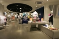 2月28日にオープンしたアシックスのランニング関連商品を取り揃えた直営店「アシックスストア原宿（ASICS STORE HARAJUKU）」の内観。（c）ASICS