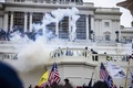 米首都ワシントンの連邦議会議事堂に突入するドナルド・トランプ大統領の支持者ら（2021年1月6日撮影）。(c)Samuel Corum/Getty Images/AFP