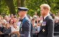 英ロンドンで、エリザベス女王のひつぎの後ろを歩くウィリアム皇太子とヘンリー王子（2022年9月14日撮影、資料写真）。(c)Martin Meissner / POOL / AFP
