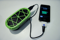 スペイン・バルセロナ（Barcelona）で開催中の携帯電話見本市「2012モバイル・ワールド・コングレス（MWC）」にスウェーデンの小型燃料電池メーカー｢myFC｣が出展した燃料電池用ポータブル充電器｢PowerTrekk（パワートレック）｣（2012年2月29日撮影）。(c)AFP/JOSEP LAGO