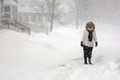 マサチューセッツ州ウィンスロップで、吹雪の中を歩く女性（2015年1月27日撮影）。(c)AFP/Getty Images/Darren McCollester