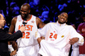 第58回NBAオールスターゲームで最優秀選手（MVP）に選出され、インタビューに応じるシャキール・オニールとコービー・ブライアント（2009年2月15日撮影）(c)AFP/Getty Images/Kevork Djansezian