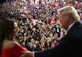 米ウィスコンシン州ミルウォーキーで開催された共和党大会に出席し、歓声を浴びるドナルド・トランプ前大統領（2024年7月16日撮影）。(c)Brendan SMIALOWSKI / AFP