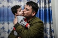 アフガニスタン・カブールの空港で、ソハイル・アフマディちゃん（左）を保護したハミド・サフィさん（右）。ソハイルちゃんの祖父の自宅で（2022年1月9日撮影）。(c)Mohd RASFAN / AFP
