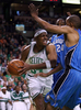 08-09NBA東カンファレンスプレーオフ準決勝、ボストン・セルティックス（%%Boston Celtics%%）対オーランド・マジック（%%Orlando Magic%%）第7戦。試合はマジックが101-82でセルティックスを下し、対戦成績を4勝3敗としてカンファレンス決勝に進出した。写真はマジックの選手に囲まれるセルティックスのポール・ピアース（%%Paul Pierce%%）。（2009年5月17日撮影）(c)AFP/Getty Images/Elsa