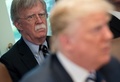 ジョン・ボルトン前米大統領補佐官（国家安全保障問題担当、左）とドナルド・トランプ米大統領（2018年5月9日撮影、資料写真）。(c)SAUL LOEB / AFP
