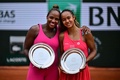 全仏オープンテニス、女子ダブルス決勝。準優勝のプレートを手にポーズをとるレイラ・フェルナンデス（右）/テイラー・タウンゼント組（2023年6月11日撮影）。(c)JULIEN DE ROSA / AFP