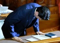 参議院本会議で民主党が提出した問責決議案が否決された後、深々と礼をする安倍晋三首相（2015年9月18日撮影）。(c)AFP/TOSHIFUMI KITAMURA