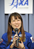 都内の宇宙航空研究開発機構（Japan Aerospace Exploration Agency、JAXA）で記者会見する、2010年に打ち上げ予定の米スペースシャトル「アトランティス（Atlantis）」に登場することが決まった宇宙飛行士の山崎直子（Naoko Yamazaki）さん（2008年11月11日撮影）。(c)AFP/Yoshikazu TSUNO
