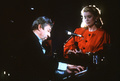 仏パリで共演する女優カトリーヌ・ドヌーブ（右）とセルジュ・ゲンズブール（1985年11月4日撮影）。(c)PASCAL GEORGE / AFP