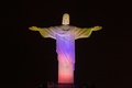 ブラジル・リオデジャネイロ（Rio de Janeiro）のコルコバード（Corcovado）の丘に立つ、エクアドルの国旗の色に染め上げられた巨大なキリスト像（Christ the Redeemer、2014年6月11日撮影）。(c)AFP/YASUYOSHI CHIBA