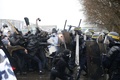 仏パリで行われた労働法改正に抗議するデモで衝突するデモの参加者たちと機動隊（2016年3月31日撮影）。(c)AFP/THOMAS SAMSON