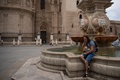 スペイン・セビリアで、噴水の水で涼を取る人（2022年7月12日撮影）。(c)JORGE GUERRERO / AFP