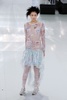 フランス・パリ市内で発表された「シャネル（CHANEL）」14年春夏オートクチュールコレクション（2014年1月21日撮影）。(c)AFP/PATRICK KOVARIK