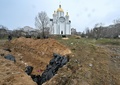 ウクライナの首都キーウ近郊ブチャの教会の集団埋葬地（2022年4月3日撮影）。(c)Sergei SUPINSKY / AFP